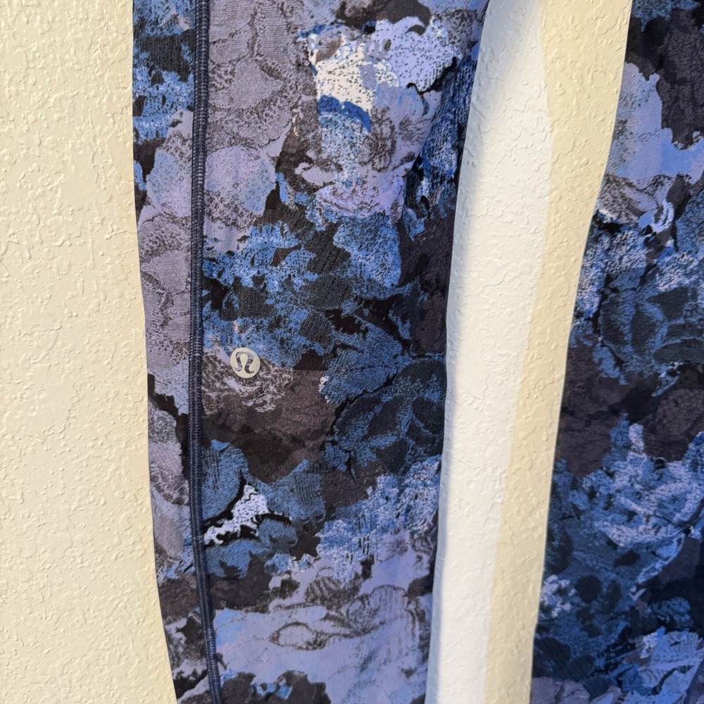 Lululemon Speed Up Tight *Full-On Luxtreme 28" Screen Camo Multi Blue Sz 6 C4 - Picture 5 of 6